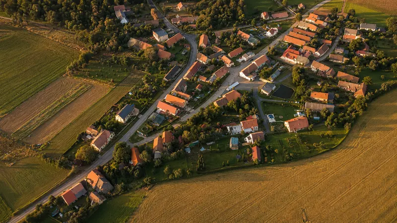 Krajina Lipovce s obcí v údolí